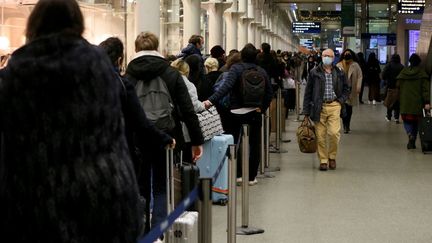 Des passagers patientent avant de prendre un train pour la France, le 17 décembre 2021 à Londres (Royaume-Uni). (HASAN ESEN / ANADOLU AGENCY / AFP)