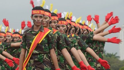 Des femmes de l'arm&eacute;e indon&eacute;sienne lors d'un d&eacute;fil&eacute; &agrave; Jakarta, le 22 avril 2013. (ADEK BERRY / AFP)