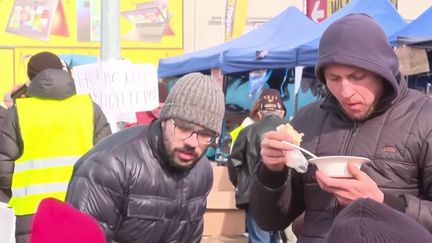 Dans la ville polonaise de&nbsp;Przemysl, des tentes ont été installées pour permettre aux Ukrainiens de se reposer après leur fastidieux voyage. Ils y trouvent à manger, de quoi s'habiller et des jouets pour les enfants. (FRANCE 3)