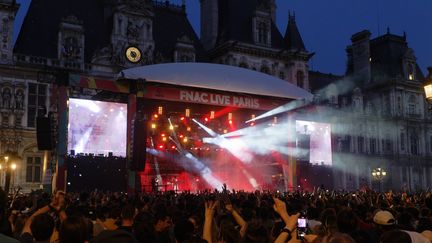 La scène du parvis devant l'Hôtel de Ville de Paris au Fnac Live le 29 juin 2022.&nbsp; (SADAKA EDMOND/SIPA)