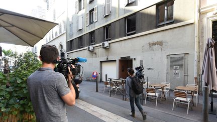 Des journalistes devant l'un des lieux de passage d'Ahmed Hanachi&nbsp;à Marseille (Bouches-du-Rhône), le 3 octobre 2017.&nbsp; (BORIS HORVAT / AFP)