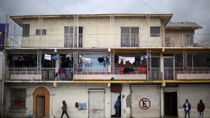 seuls quatre centres catholiques pour migrants hébergeaient des Haïtiens à Tijuana. Aujourd’hui, il en existe 22 grâce aux dons de la société civile, précise le journal «La Croix». Comme l’explique Mary Galván, responsable du centre Madre Assunta, (qui accueille entre 110 et 120 personnes par jour), «nous avons dû installer des lits dans la salle à manger. Plusieurs églises ont ouvert leurs portes pour loger des migrants. Mais, malgré tout, beaucoup d’entre eux dorment dans la rue. Et cela va continuer, au moins jusqu’à l’été 2017.» (Edgard Garrido / Reuters)