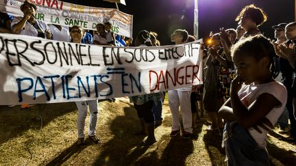 Les personnels de santé de l'hôpital de Cayenne participent à un rassemblement de protestation lors d'un blocus le 29 mars 2017. (JODY AMIET / AFP)