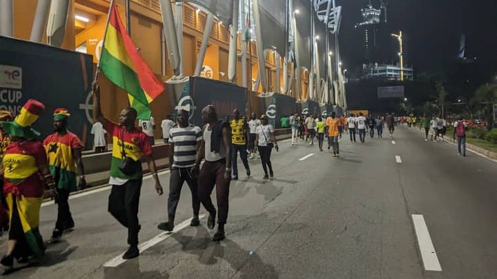 Aux abord du stade Alassane Ouatarra près d'Abidjan. "La CAN n’attire pas trop un public européen, c’est plus les supporters des autres pays africains qui viennent, avec à chaque fois leurs groupes de fervents supporters, ça joue de la musique et ça encourage les équipes." (Photo Pierre Boisaubert)