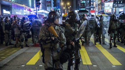 Des policiers à Hong Kong, lors d'une manifestation, le&nbsp;3 août 2019 (ISAAC LAWRENCE / AFP)