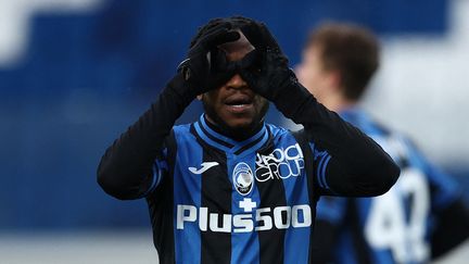 Le joueur de l'Atalanta, Ademola Lookman, célèbre son but face à La Spezia, en Serie A, le 19 janvier 2023. (FRANCESCO SCACCIANOCE / AFP)