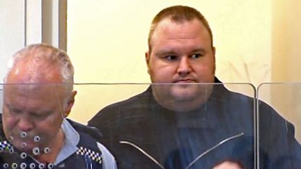 Kim Schmitz, alias Kim Dotcom, compara&icirc;t devant un tribunal d'Auckland (Nouvelle-Z&eacute;lande), le 20 janvier.&nbsp; (AFP PHOTO /TV3)