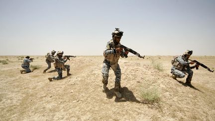  (Des forces de sécurité irakiennes entre les provinces de Karbala et Anbar © REUTERS / Mushtaq Muhammed)