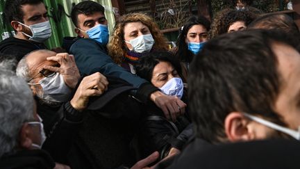 11 février 2021. Devant le palais de justice d'Istanbul, des policiers turcs en civil retiennent un groupe de manifestants lors d'une manifestation de soutien aux étudiants de l'Université de Bogazici, étudiants arrêtés car ils protestaient contre la nomination le 1er janvier, d'un recteur proche du pouvoir, Melih Bulu.&nbsp; (OZAN KOSE / AFP)