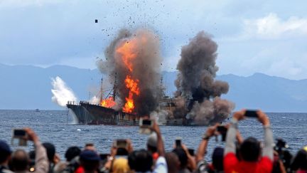 Dans l'archipel des Moluques, le 1er avril 2017 (ce n'était pas un poisson), les autorités indonésiennes ont détruit plusieurs bateaux de pêche étrangers confisqués aux braconniers dans les eaux territoriales. (Izaac Mulyawan / Antara Foto Agency / REUTERS)