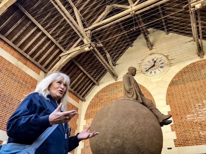 La sculptrice Gloria Friedmann devant son œuvre "Le Locataire" au Domaine de Chaumont-sur-Loire. (CHRISTOPHE AIRAUD)