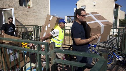 Un colon isra&eacute;lien &eacute;vacue sa maison &agrave; Beit El, en Cisjordanie, en juin 2012. (MENAHEM KAHANA / AFP)