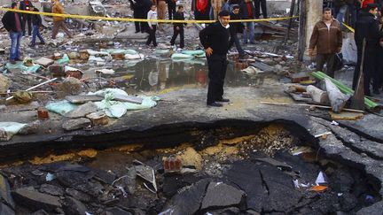 Un attentat &agrave; la voiture pi&eacute;g&eacute;e a caus&eacute; ce trou b&eacute;ant, le 24 janvier 2014, au Caire (Egypte).&nbsp; (AMR DALSH / REUTERS)