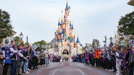 Deux mille salariés du Parc ont formé mardi 12 avril 2022 une haie d'honneur pour accueillir les visiteurs, 30 ans jour pour jour après l'inauguration de Disneyland Paris. (SYLVAIN BECHE)