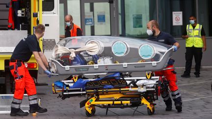 Des militaires allemands déplacent le brancard qui a servi à transférer l'opposant politique russe Alexeï Navalny à l'hôpital, à Berlin, le 22 août. (ODD ANDERSEN / AFP)