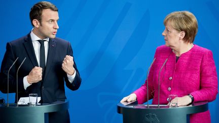 Le président de la République, Emmanuel Macron et la chancelière allemande, Angela Merkel, lors de leur premirèe conférence de presse commune, le 15 mai 2017, à Berlin (Allemagne).&nbsp; (KAY NIETFELD / AFP)