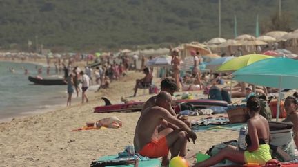 Face à l’inflation, les Français réduisent le budget de leurs vacances en changeant par exemple le standing de leurs locations, ou en partant moins loin. (FRANCE 2)