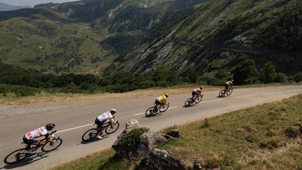 Les coureurs du Tour de France dans la descente du col de Spandelles lors de l'édition 2022 de la course. (THOMAS SAMSON / AFP)