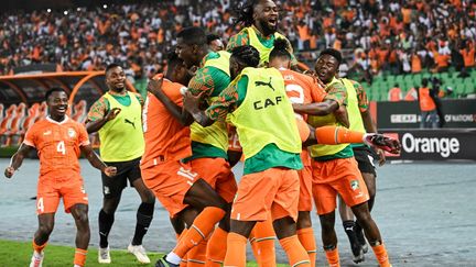 The joy of Ivorian players after Sébastien Haller's goal against the Democratic Republic of Congo in Ebimpé (Ivory Coast) on February 7.  (SIA KAMBOU / AFP)