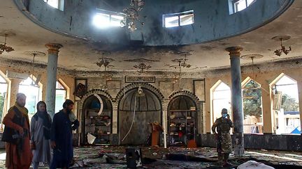 Des talibans enquêtent à l'intérieur d'une mosquée après l'attentat suicide à Kunduz, le 8 octobre 2021. (- / AFP)