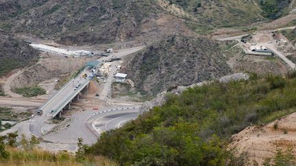 Une vue depuis l'Arménie du pont Hakari et du point de contrôle à l'entrée du corridor de Latchine, le 23 septembre 2023. (ALAIN JOCARD / AFP)