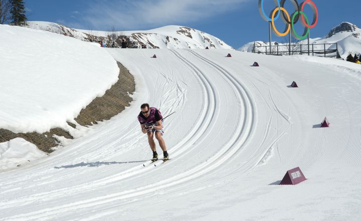 Un fondeur, seul, sur la piste du 15 km, sur le plateau Laura &agrave; Sotchi, le 14 f&eacute;vrier 2014.&nbsp; (KIRILL KUDRYAVTSEV / AFP)