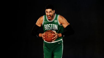 Enes Kanter&nbsp;évolue au poste de pivot au sein des&nbsp;Celtics de Boston.&nbsp; (OMAR RAWLINGS / GETTY IMAGES NORTH AMERICA / AFP)