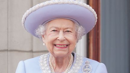 La reine Elizabeth II, le 2 juin 2022, sur le balcon de&nbsp;Buckingham Palace. Quatre jours d'événements publics sont organisés pour les 70 ans de règne de la souveraine.&nbsp; (JONATHAN BRADY / POOL / AFP)