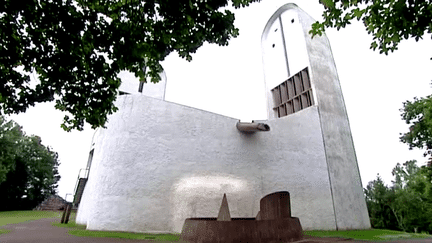 La chapelle Notre-Dame du Haut dessinée par Le Corbusier, un écrin magnifique pour le festival.
 (France 3)