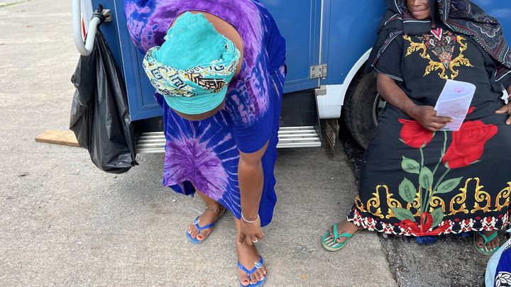 A Mayotte, après le passage du cyclone Chido, Nadia se fait soigner le pied, le 20 décembre 2024, dans un camion médicalisé. (Robin Prudent / franceinfo)