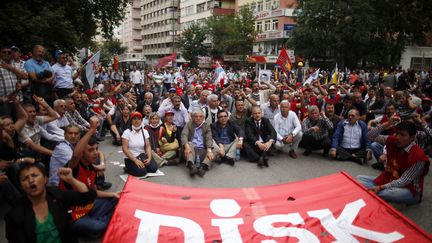 Des syndicalistes turcs, dans les rues d'Ankara (Turquie), le 17 juin 2013. (DADO RUVIC / REUTERS )