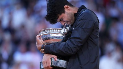 Un câlin qui en dit long. Carlos Alcaraz a réalisé l'un de ses rêves d'enfant, dimanche 9 juin 2024, en remportant Roland-Garros. L'Espagnol de 21 ans s'inscrit dans les traces de son glorieux aîné qui a tant gagné à Paris, Rafael Nadal.