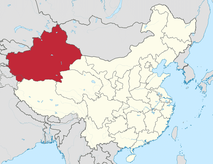 Le Xinjiang est la province la plus à l'ouest du pays. Malgré quatre fuseaux horaires de différence, l'heure est la même que celle de Pékin.  (Wikimedia Commons)