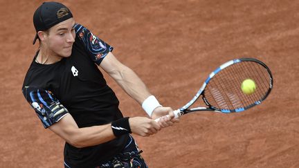 Ambiance tête de mort et bateau pirate pour Jan-Lennard Struff. L'Allemand est sorti du tournoi après sa défaite contre&nbsp;Jo-Wilfried Tsonga, le 24 mai 2016. (PHILIPPE LOPEZ / AFP)