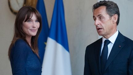 Les &eacute;poux Carla Bruni et Nicolas Sarkozy, le 25 &nbsp;juillet 2010, &agrave; Paris.&nbsp; (MARTIN BUREAU / AFP)