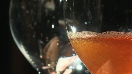 France 2 va à la rencontre d'un producteur de cidre d'exception. Il s'était fixé comme objectif d'apporter le cidre sur les tables gastronomiques. Un défi qu'il a relevé. Ancien sommelier, il travaille la pomme et la poire avec un savoir-faire bien à lui. (FRANCE 2)