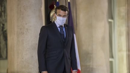 Emmanuel Macron sur le perron du Palais de l'Elysée, à Paris, le 30 septembre 2020 (illustration) (CHRISTOPHE PETIT TESSON / POOL / EPA POOL)