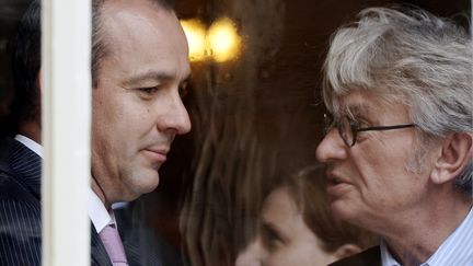 Laurent Berger (G), secr&eacute;taire g&eacute;n&eacute;ral de la CFDT, et Jean-Claude Mailly (D), de Force ouvri&egrave;re, discutent apr&egrave;s un rendez-vous avec le Premier ministre, Manuel Valls, le 16 juin 2014 &agrave; Paris. (STEPHANE DE SAKUTIN / AFP)