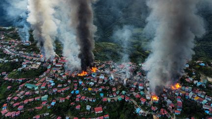 Une vue aérienne le 29 octobre 2021 de la ville de Thantlang, dans l'Etat de Chin (Birmanie), où&nbsp;des incendies ont ravagé des dizaines d'habitations et de bâtiments.&nbsp; (STRINGER / AFP)