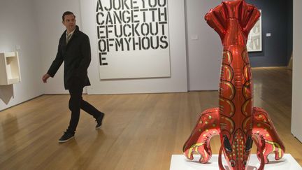 Au premier plan, un "homard" de Jeff Koons, dans le fond "And If You" de Christopher Wool chez Christie's à New York: ces deux artistes sont les plus chers aux enchères après Basquiat
 (Mary Altaffer / AP / SIPA)