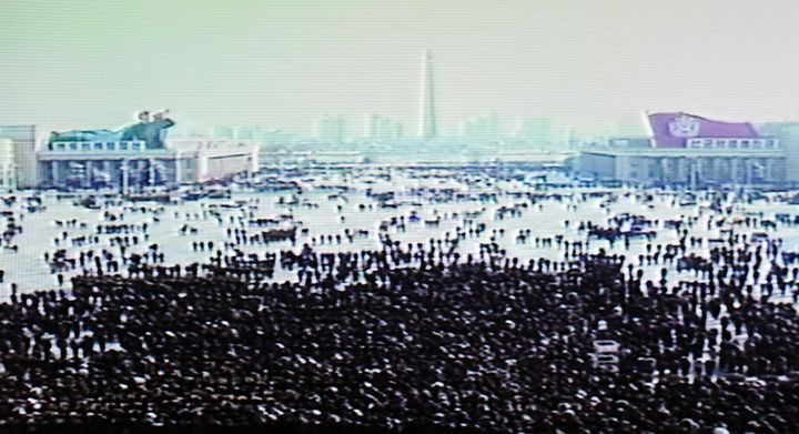 Trois minutes de silence ont ensuite &eacute;t&eacute; observ&eacute;es, selon des images de la t&eacute;l&eacute;vision officielle jeudi 29 d&eacute;cembre. (HO / NORTH KOREAN TV / AFP)