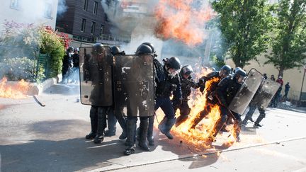 Des affrontements ont éclaté lundi entre des jeunes gens cagoulés et des CRS, en marge du traditionnel défilé syndical du 1er-Mai (MAXPPP)