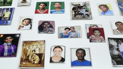 Des photos parmi les effets personnels de réfugiés ayant perdu la vie durant leur périple, exposées à la Triennale de Milan.
 (Miguel Medina / AFP)