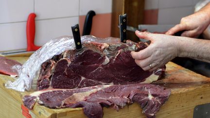 De la viande de cheval dans une boucherie chevaline traditionnelle, &agrave; Marseille (Bouches-du-Rh&ocirc;ne), le 1er f&eacute;vrier 2013.&nbsp; (GERARD JULIEN / AFP)