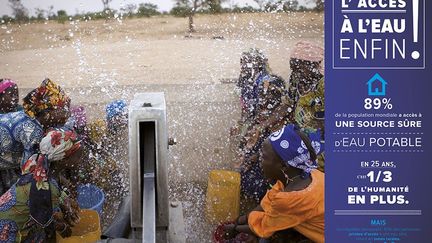 Au point d’eau du village, les enfants jouent à un jeu traditionnel, le «kogui», pratiqué par la population lorsqu’il y a abondance d’eau.
 
 (UNICEF/Dicko)