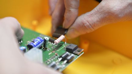 Les semi-conducteurs sont des circuits électroniques indispensables à de nombreuses industries, dont l'automobile. (FRANCK DUNOUAU / PHOTONONSTOP / AFP)