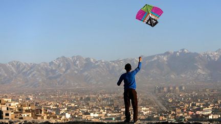 Tous les enfants jouent aux cerfs-volants en Afghanistan. Mais ils ne sont pas les seuls. De très nombreux adultes participent à diverses compétitions et autres tournois. Le cerf-volant a été interdit par les talibans lorsqu’ils étaient au pouvoir à la fin des années 90. (Mohammad Ismail / Reuters)