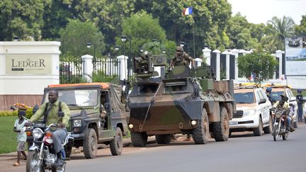 Des militaires fran&ccedil;ais patrouillent dans les rues de la capitale centrafricaine, Bangui, mercredi 9 avril 2014.&nbsp; (MIGUEL MEDINA / AFP)