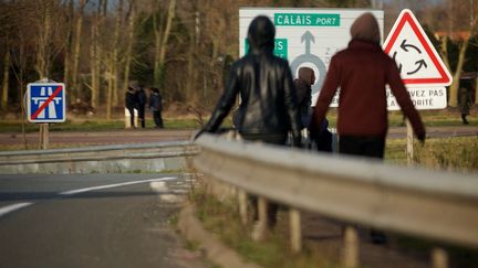 Des migrants au bord de l'autoroute A16 en direction du tunnel sous la Manche le 14 décembre 2017. (MAXPPP)