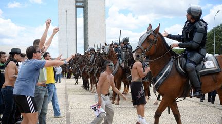 Les manifestants se rassemblent à côté de Palais du Planalto&nbsp;de&nbsp;Brasilia (Brésil) pour protester contre le gouvernement, le 17 Mars 2016. (ANDRESSA ANHOLETE / AFP)